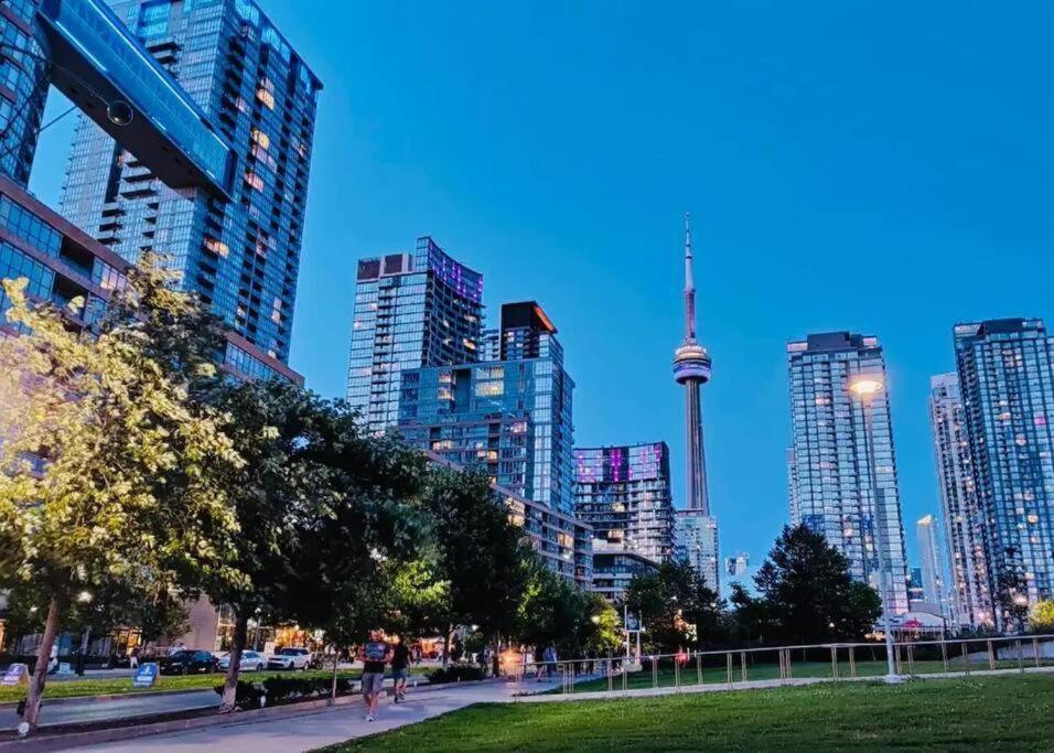 Stunning Luxurious Lakeview Condo By Cn Tower Toronto Exterior photo